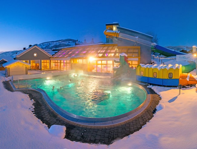 Wasserwelt Wagrain - beleuchteter Außenbereich im Winter © Wagrain Kleinarl Tourismus